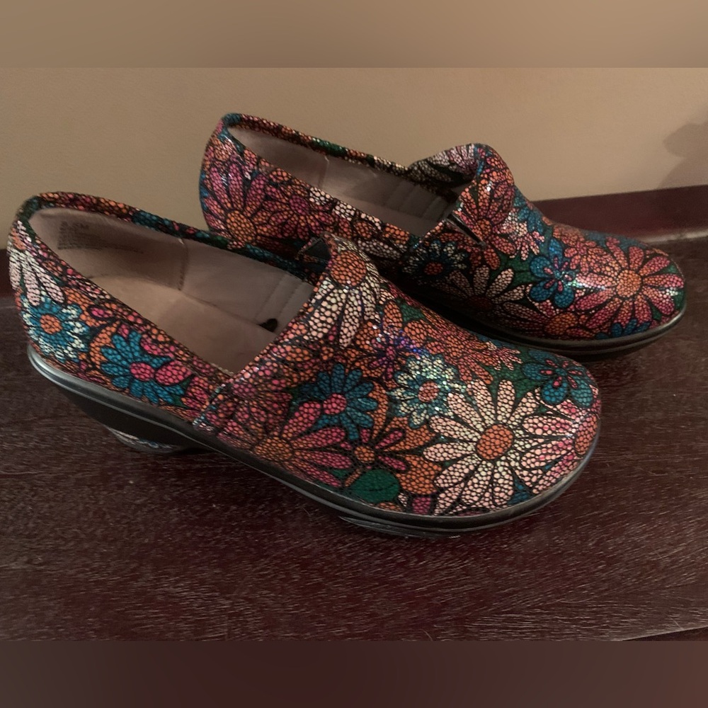 Jambu flowery clogs size 8.5